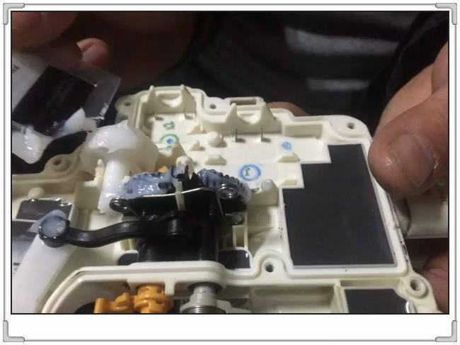 奥迪车门锁块通病故障维修 小毛病莫大治,详述奥迪锁块常见故障维修方法案例: 北京安驰畅达奥迪专修维修案例,www.audiwx.com 奥迪门锁机构问题也是常见的故障,我们一般维修方法就是更换更个锁块部件,更换一套锁块组件价格当然是不便宜的,这个好多奥迪车主比较清楚。我们拆卸开锁块机构,不难发现,最容易出现问题的主要是那两个小电机,那么如果仅仅更换下来微电机效果会怎么样呢? 下边是一例奥迪A6L锁块故障的维修实例,不难开出,更换相同型号的锁块电机后测试,真的就好使了,同样的问题,经过这么一修,确实省了不少