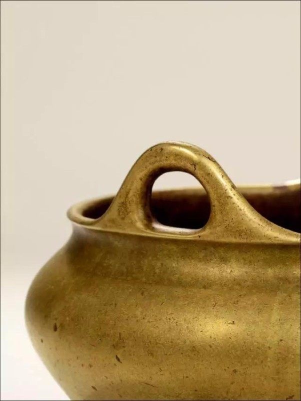 载:"宣炉色五等,谓栗色,茄皮色,棠梨色,褐色,而以藏经纸色为最