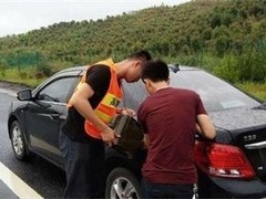乌鲁木齐高速爆胎救援
