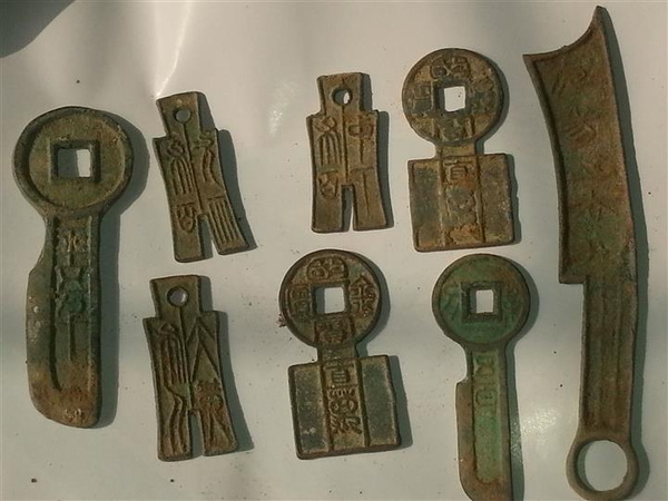 鼻烟壶虽小,盈手可握,但不管从形状,体裁,或从原料,制造技术而言,却