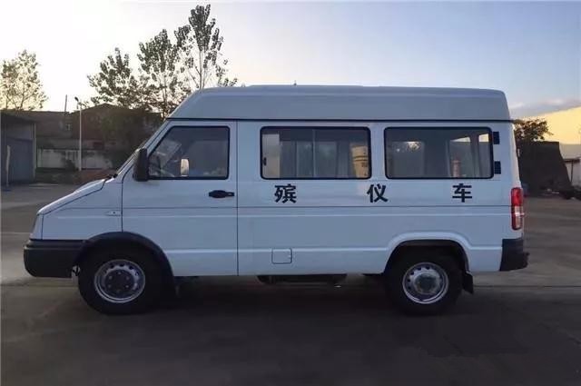 如果婚车遇上殡葬车哪一方应该先让路