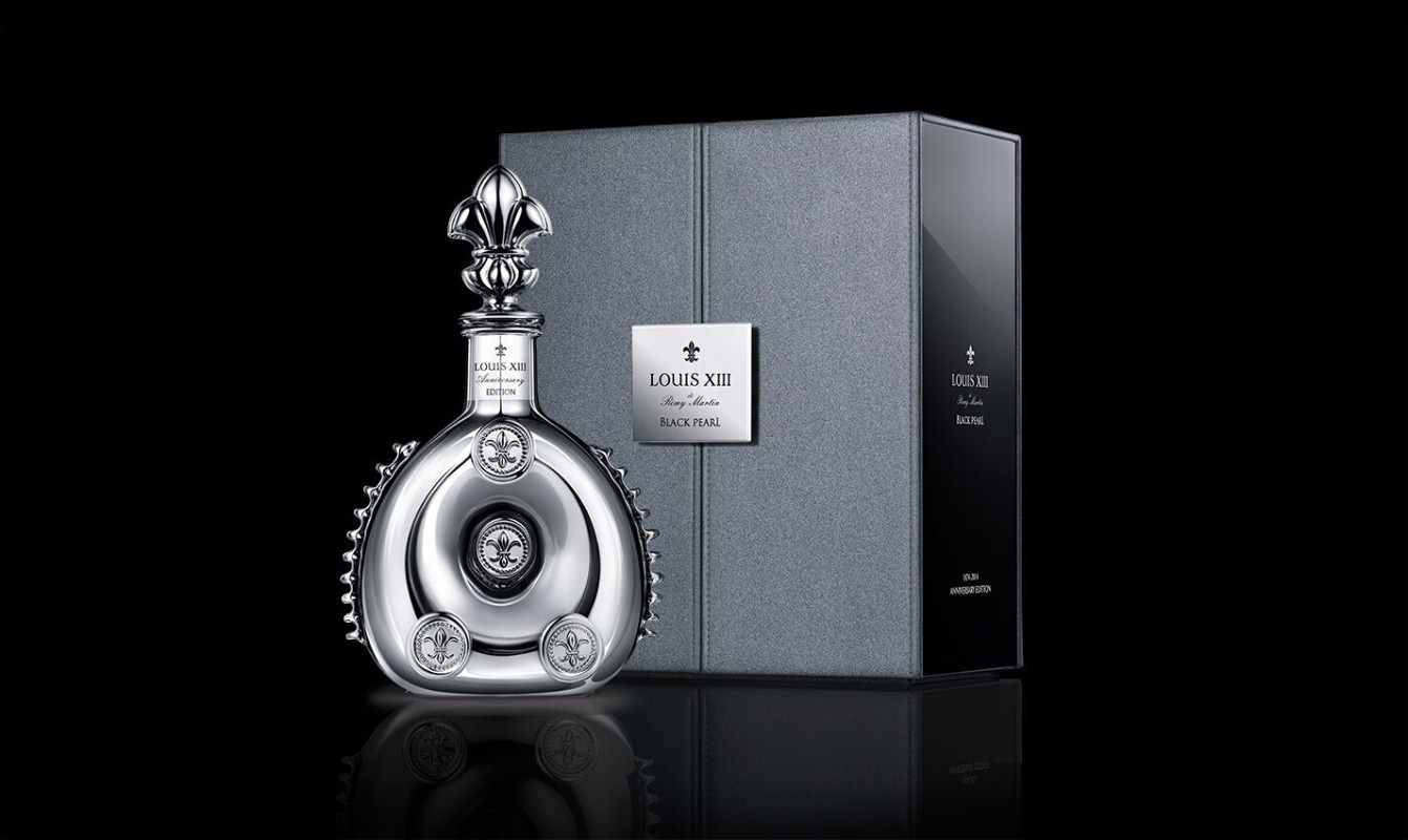 马爹利xo300年历史,口感柔滑圆润,具有淡雅的花香,合适用依云矿泉水