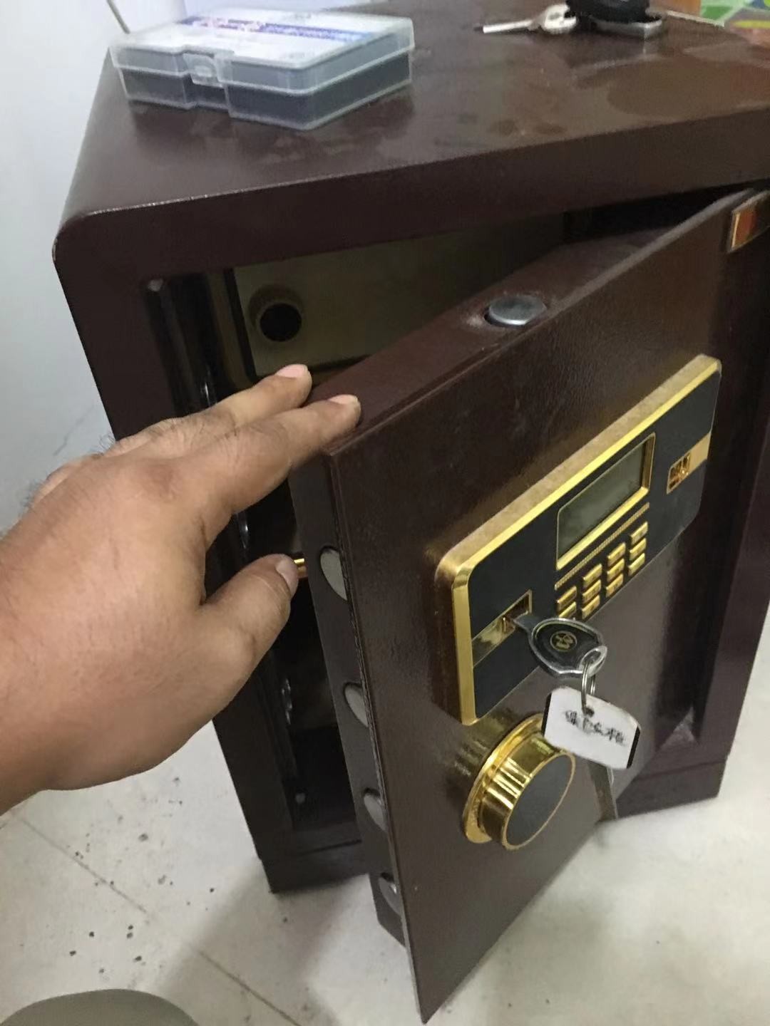 (5)保险柜服务:虎牌保险柜,蓝盾保险柜,全能保险柜,安能保险柜,永发