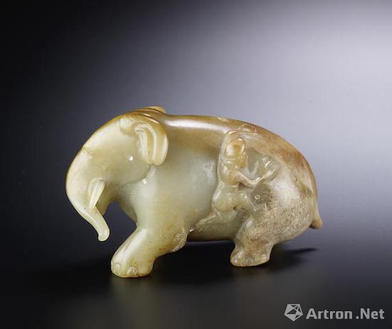 宋青玉带皮雕胡人戏象1916万港元成交