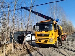 附近汽车吊车